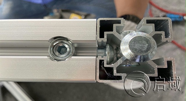 螺栓攻牙连接图