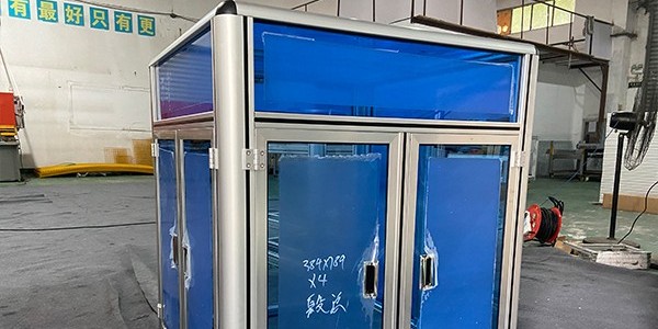 工业铝型材框架上面安装红色蓝色板材客户案例