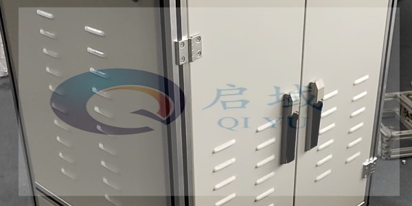 工业铝型材框架上面要如何安装钣金件？