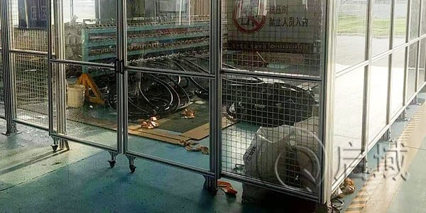 铝合金型材围栏可安装脚轮吗?