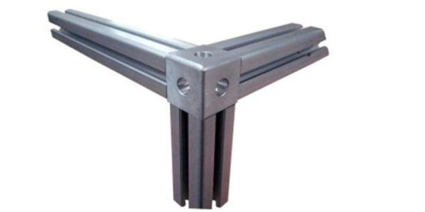 铝型材护栏网如何实现垂直连接？